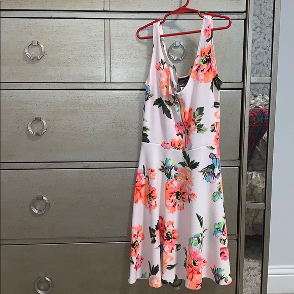 Dresses & Skirts - Floral printed dress NEW